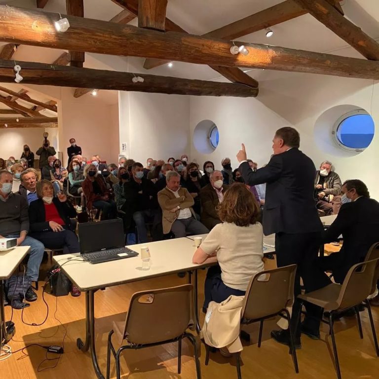 En réunion publique à Gordes, dans le Vaucluse